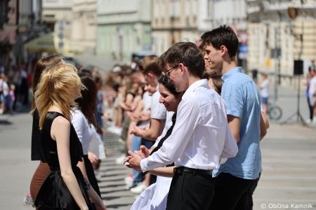 Kamnik danes v znamenju maturantske četvorke, v kateri je zaplesalo preko 200 maturantk in maturantov (55)